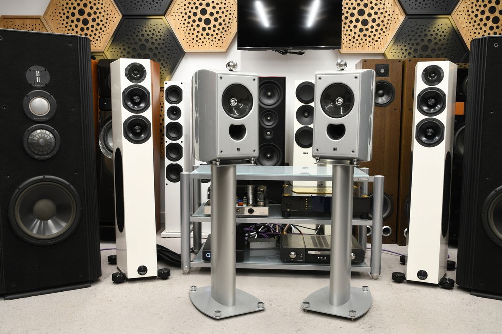 KEF XQ One kolumny podstawkowe 3-drożne Uni-Q z oryginalnymi standami