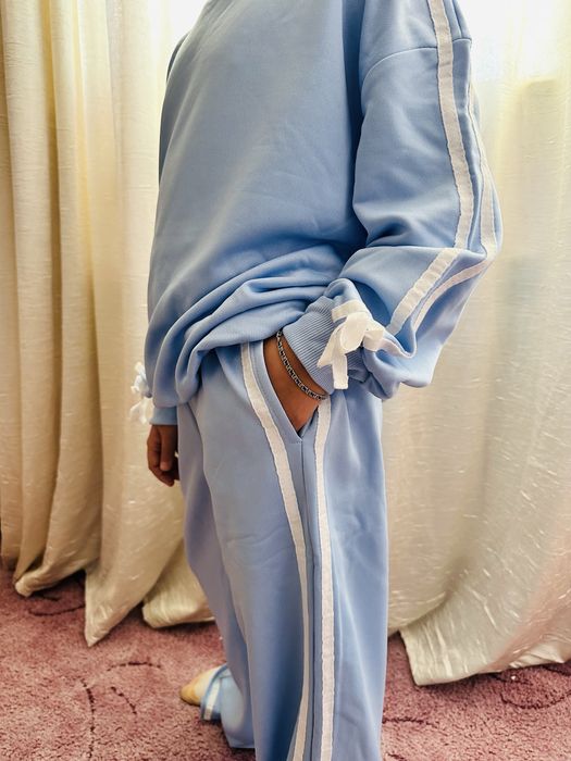 Продам красивый костюм на девочку