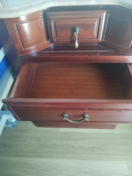 Cómoda + mesa de cabeceira antiga