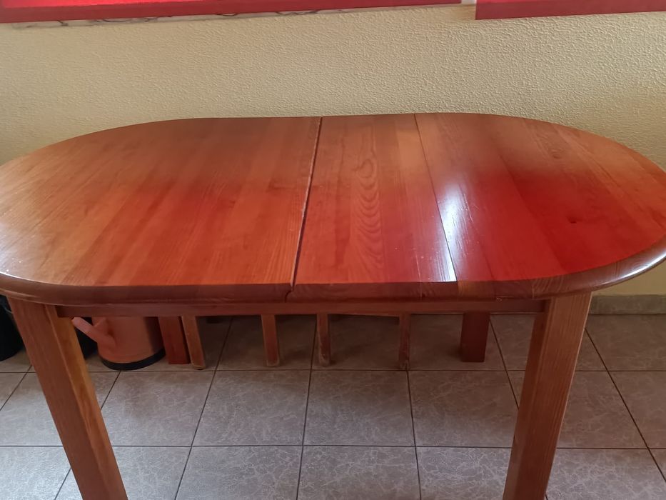 Mesa oval de madeira extensível