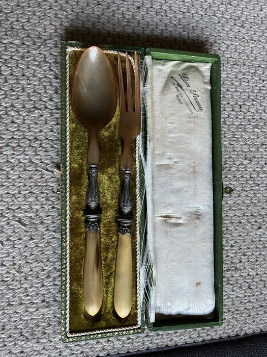 Talheres de salada de corno e prata