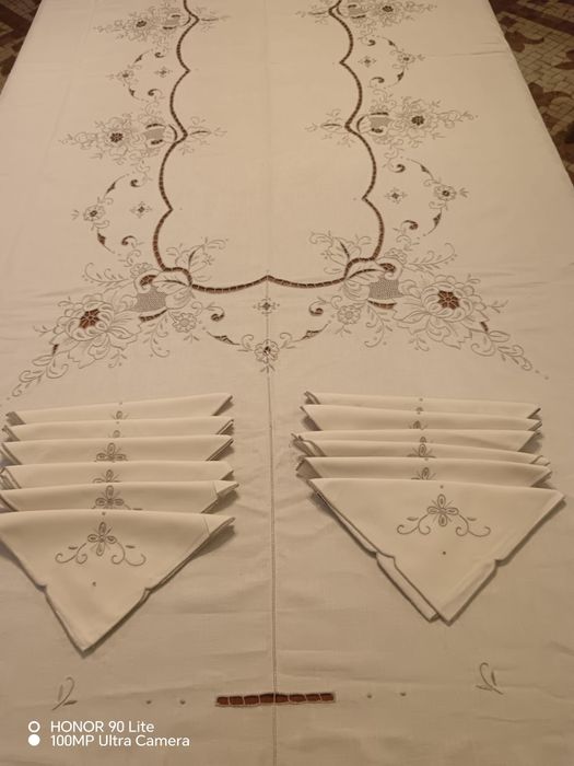 Toalha bordada à mão com 12 guardanapos