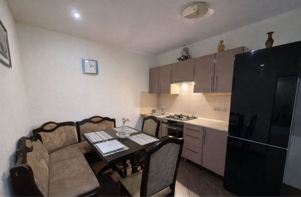 Затишний будинок біля Чорної Гори.