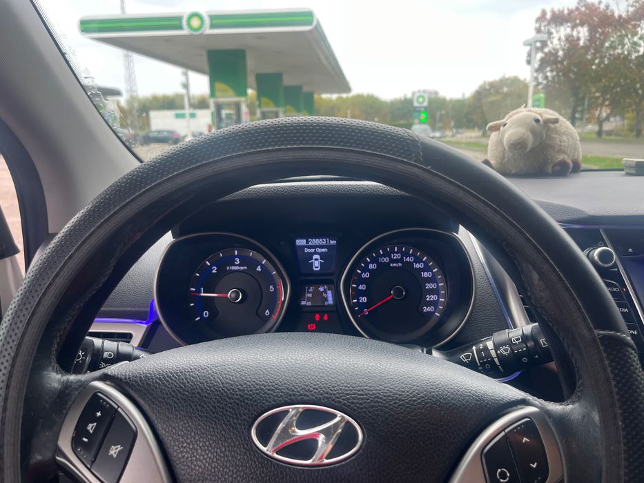 Hyundai i30 blue drive