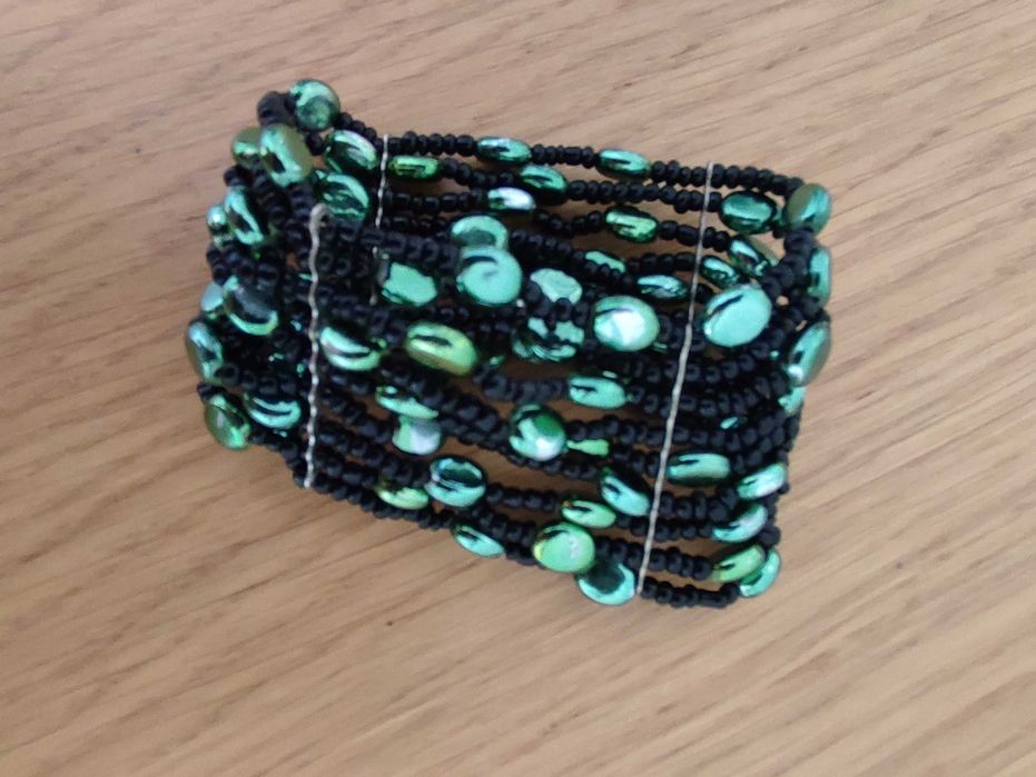 Pulseira preta e pedras verdes