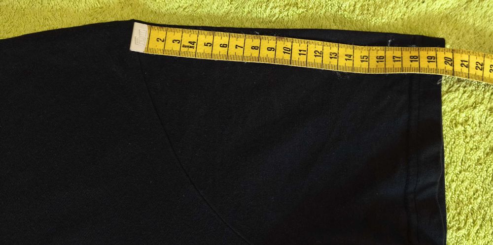 T-Shirt Preta de Algodão Manga Curta Decote em V - Homem (Tamanho XL)