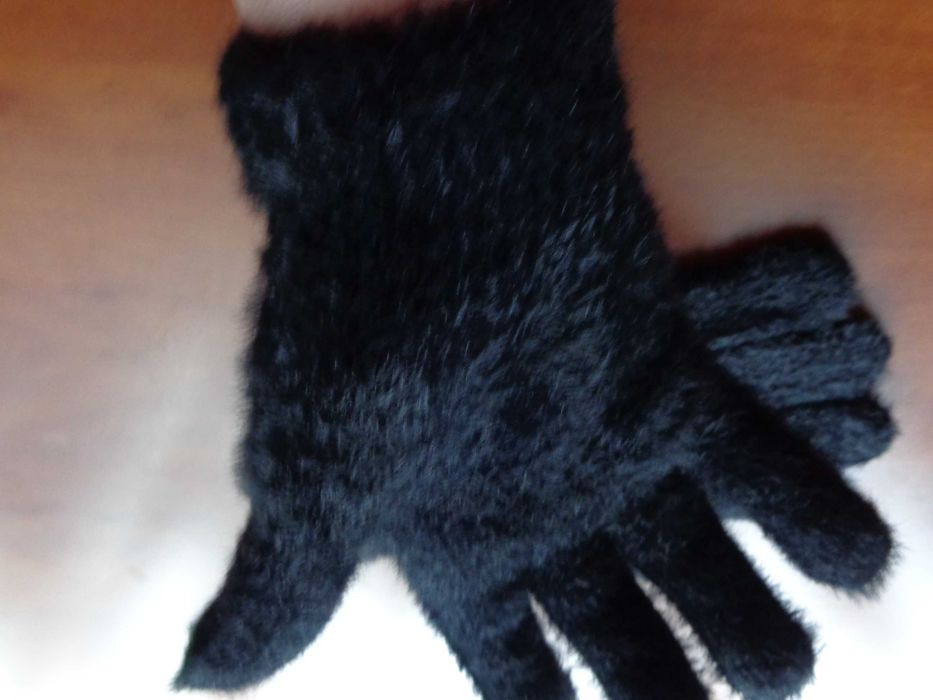 beret z angory czerwony z paskiem plus rękawiczki