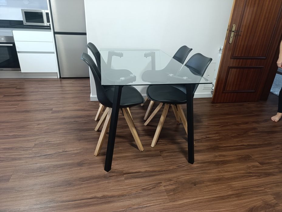 Mesa  vidro e cadeiras