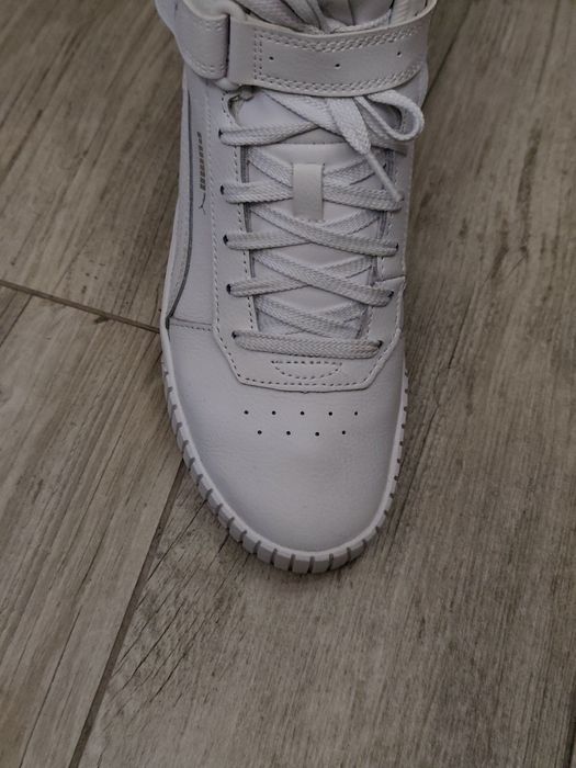 Puma Carina 2.0 Mid Winter Sneakers білого кольору.