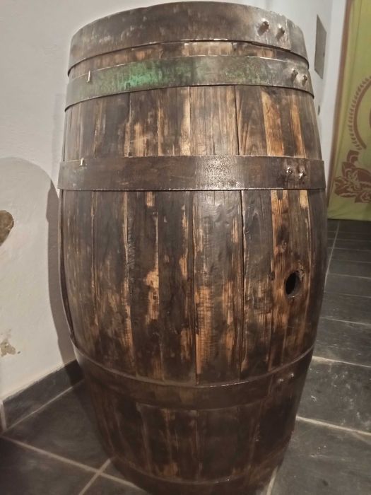 Barril de Vinho em Carvalho Restaurado – Peça Decorativa / Mesa Lateral