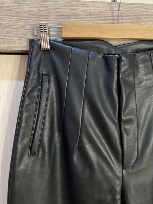 Czarne spodnie ekoskóra CROPP