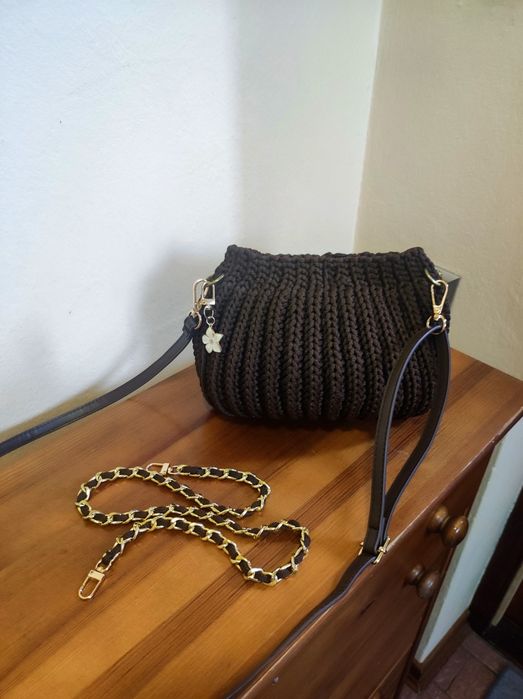 Elegancka torebka na szydełku z dwoma paskami  idealna do  stylizacji oraz jako prezent