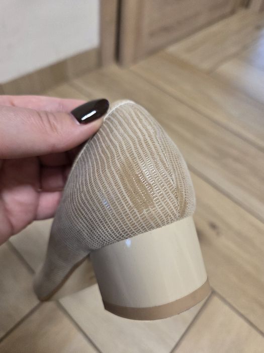 Eleganckie beżowe czółenka CORSO na stabilnym słupku