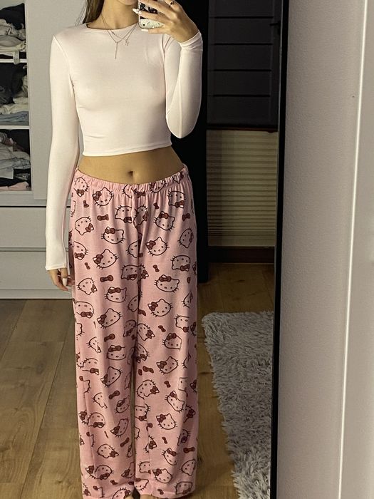 różowy top z długim rękawem