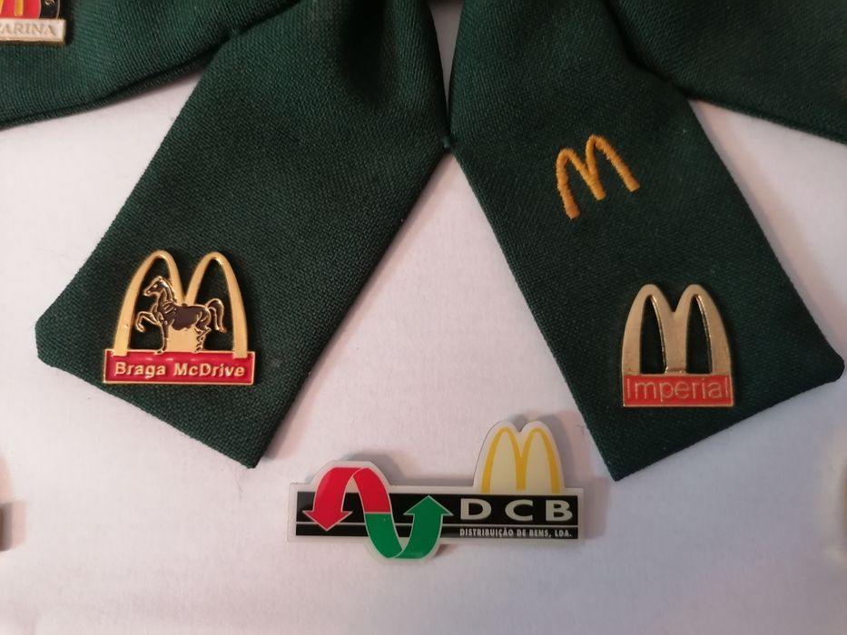 Bonita colecção 31 pins diferentes do Mac Donalds c/ laço em tecido