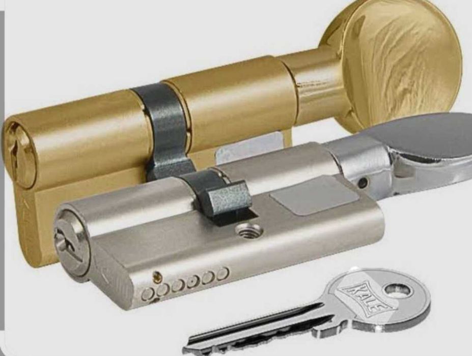 Wymiana zamków, wkładek i klamek drzwi wejściowych.