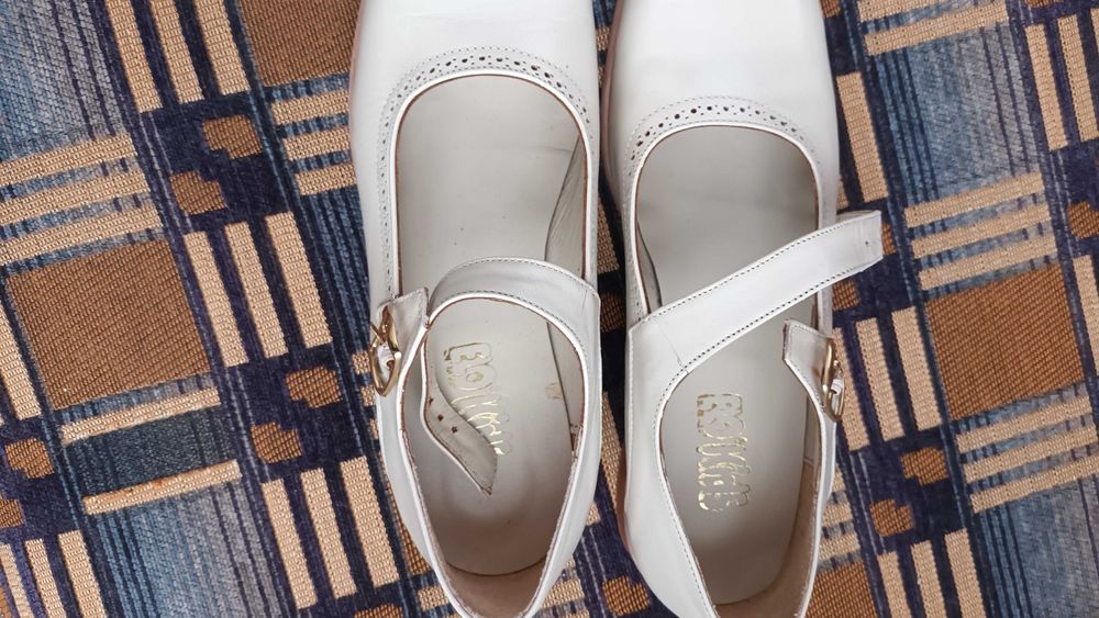 Par de sapatos cor champanhe