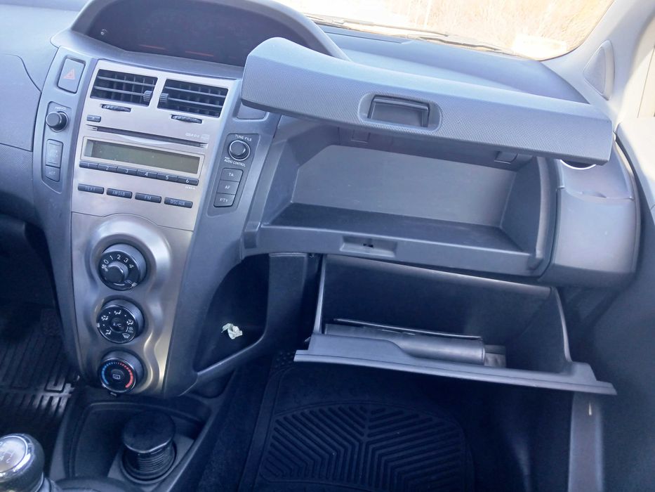 Toyota Yaris 1.3 VVTi  - Robusto fiabilidade e económico (Negociável)