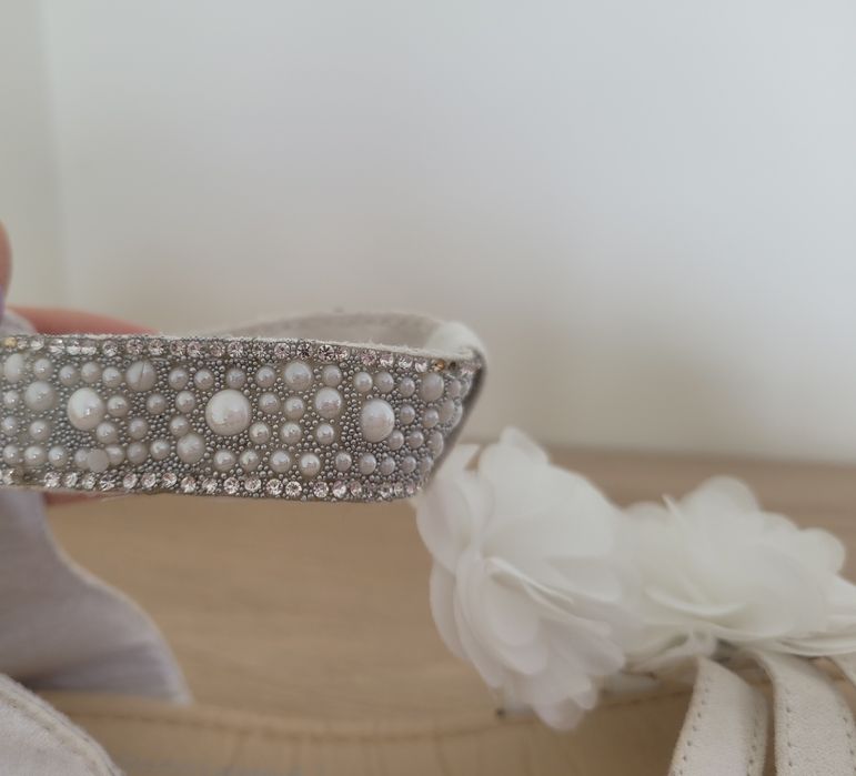 Sandałki eleganckie białe rozm. 33