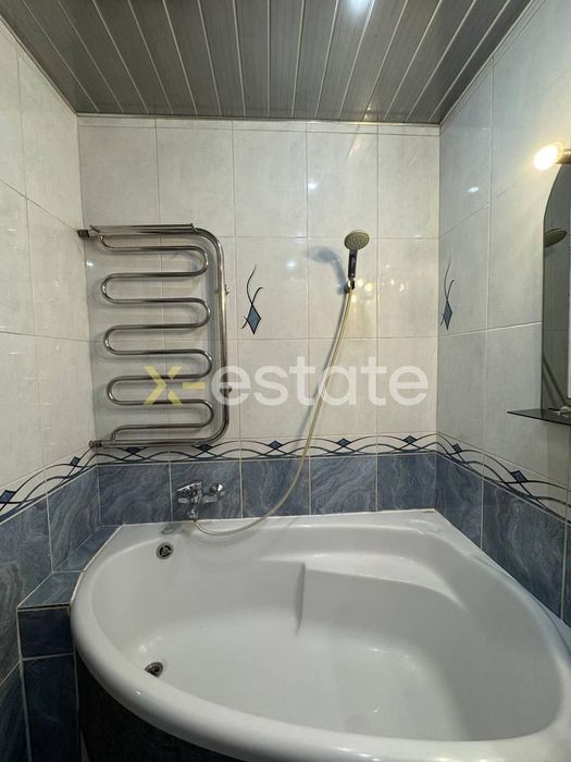 Продаж 4-кімнатної квартири в цегляній чешці в безпечному районі.