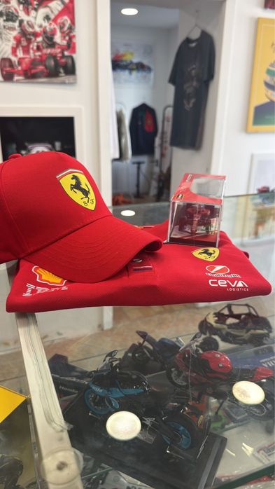 Team Ferrari conjunto 3 peças polo + boné+ carro  Lewis Hamilton 1:43