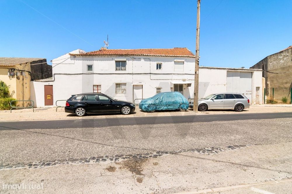 Prédio para Obras no Campo das Amoreiras, em Santa Clara – Lisboa