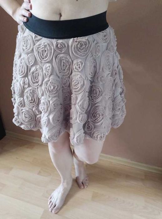 Beżowa mini w kwiatki