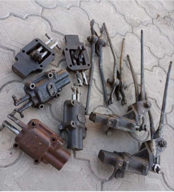 Крышки коробки роздатки Уаз,вилки Кпп,помпы,кулисы,рычаги,муфты,штоки.