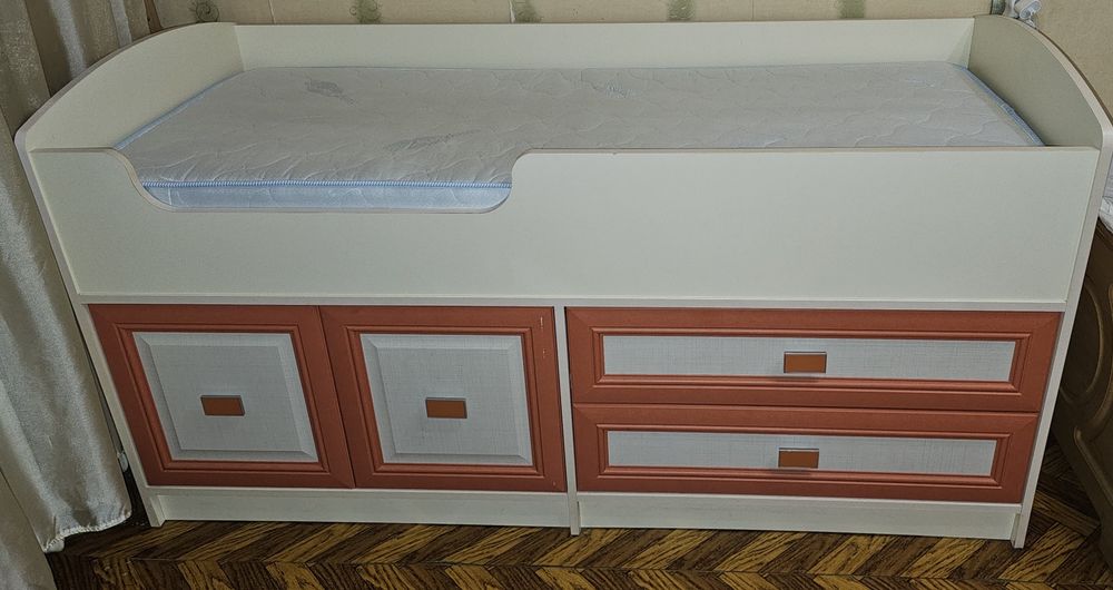 Дитяче ліжко з нижніми ящиками