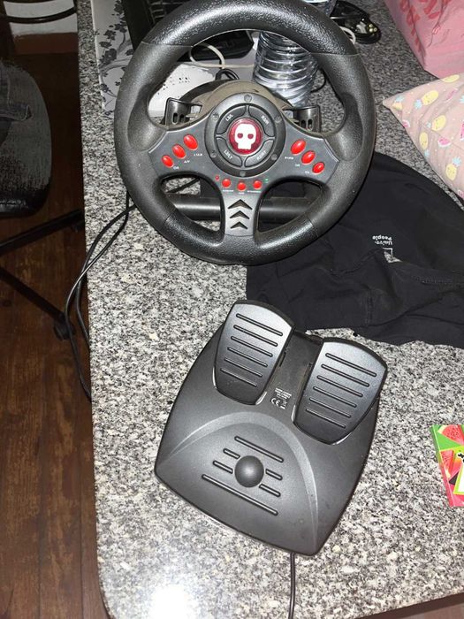 PS4 Slim + 3 jogos + Base Dupla Carregamento + Comando original + Numskull Gaming Steering Wheel & Pedals