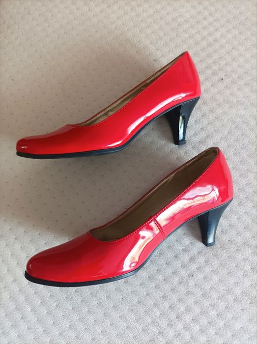 Nowe czerwone czółenka lakierki na obcasie r.38