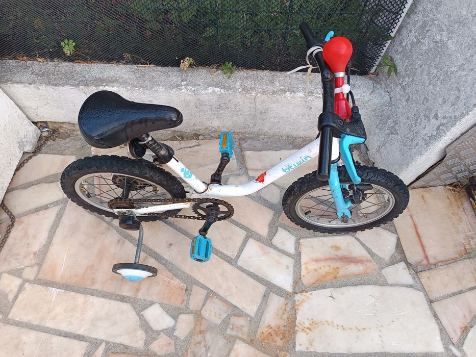 Várias peças e bicicletas