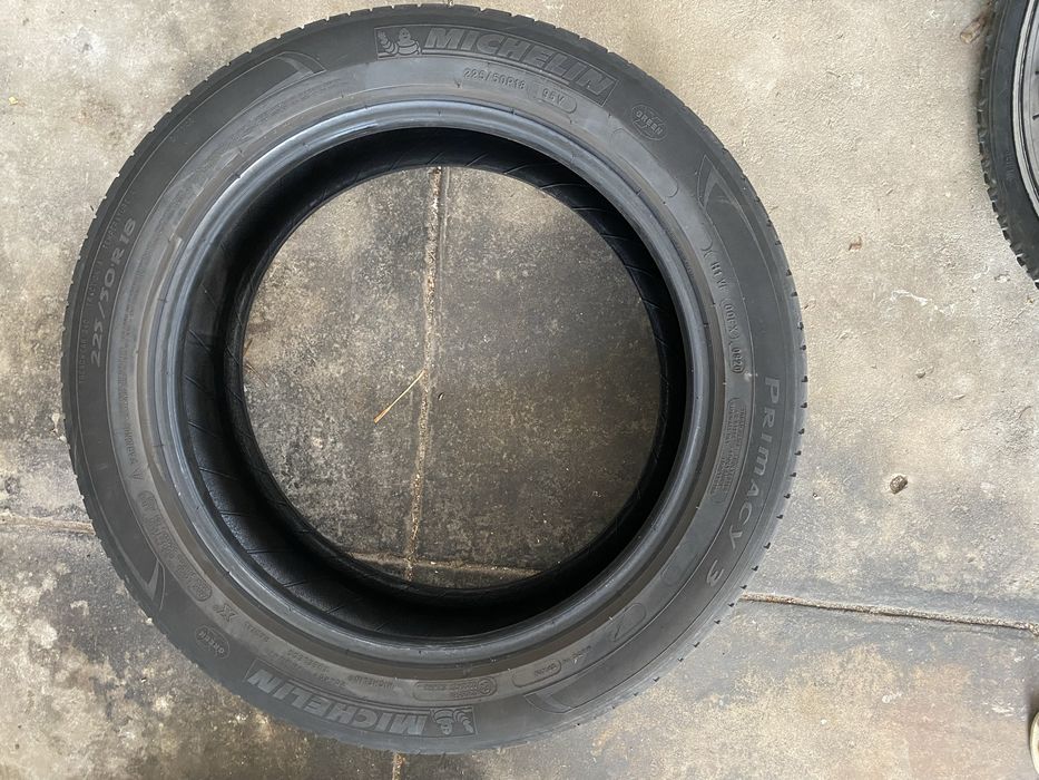 Dois pneus usados, Michelin e Continental