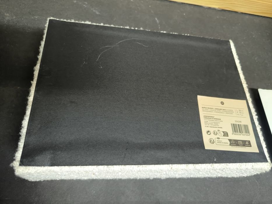 Caixa de joias branca
Caixa para guardar joias com um fecho metálico.