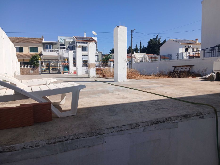 Terreno para Aluguer — 220 m² | Excelente Potencial