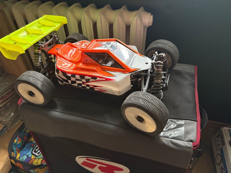 Model xray  xb8e ’23 podwozie