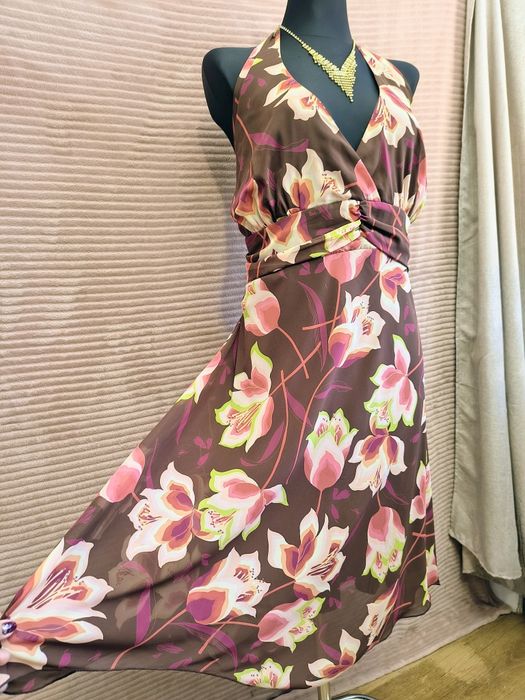 Burgundowa sukienka plus size z dekoltem bez pleców wiązana na szyi midi r. 4XL/5XL casual