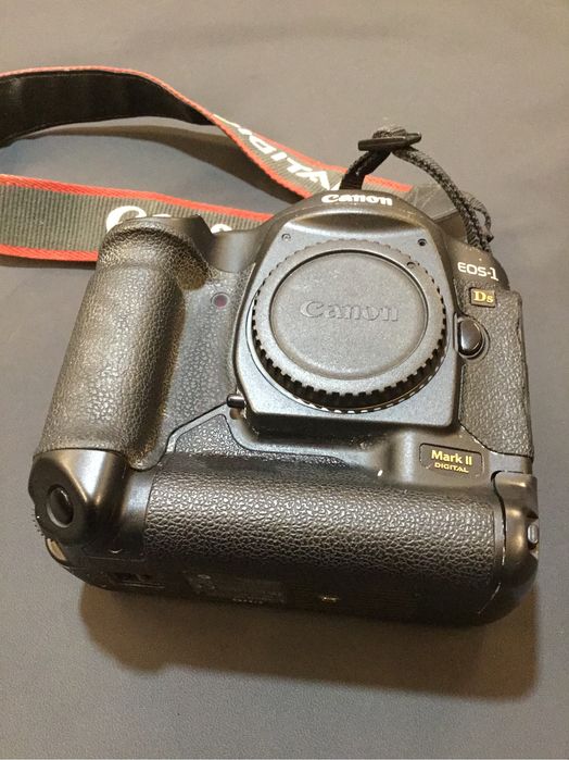 Canon eos 1DS mark II digital camera
