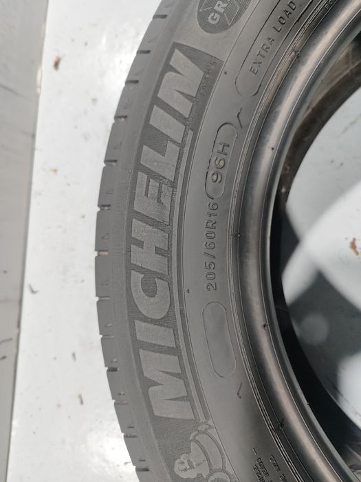 2 pneus impecáveis 205-60R16 Michelin - Oferta dos Portes
