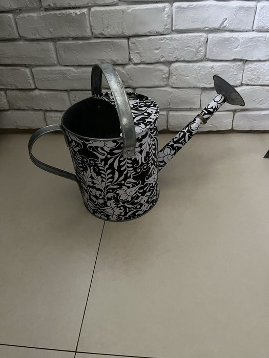 Nowoczesna konewka z odczepianym sitkiem 4,8 L + dwie doniczki