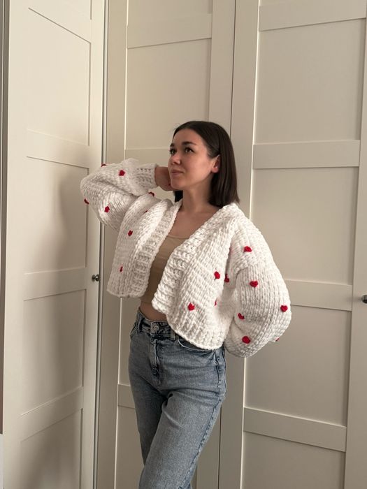 Bialy kardigan z serduszkami, ręcznie robiony