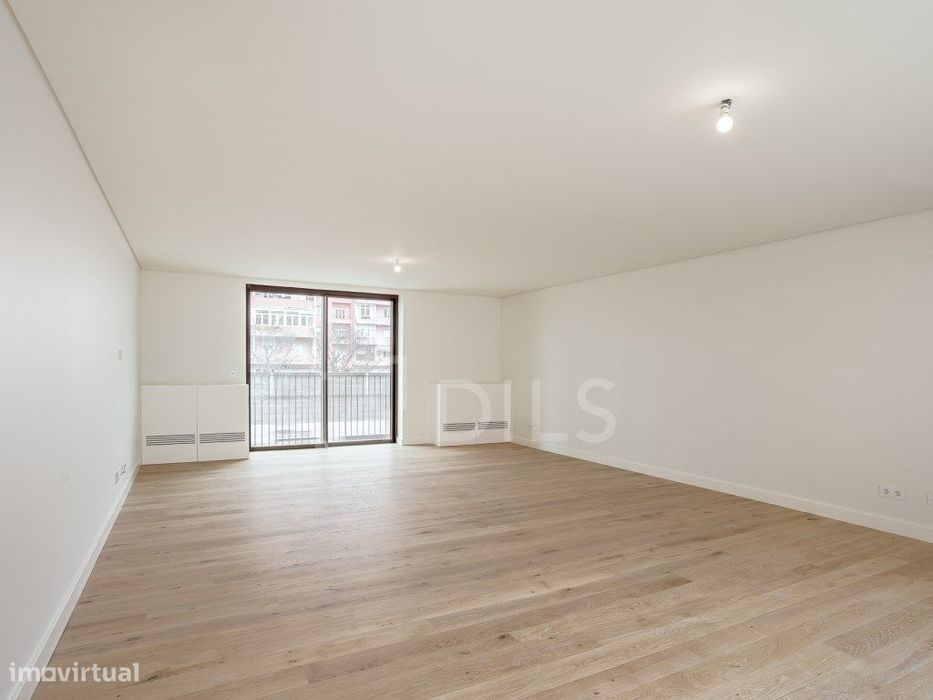 Apartamento T3 com área exterior e garagem no Areeiro, Lisboa