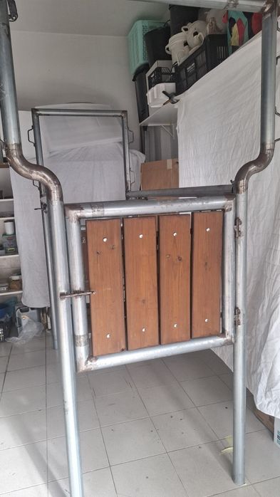 Tronco de contenção para cavalos