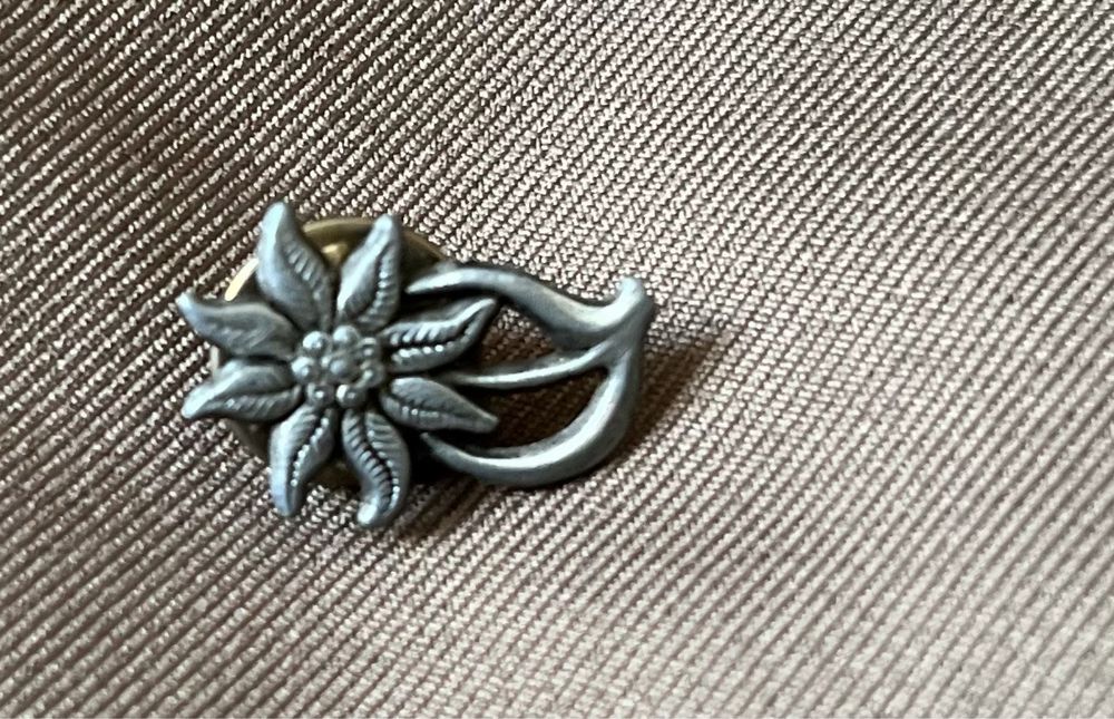 Szarotka mała przypinka