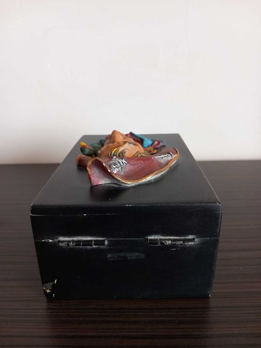 szkatułka drewniana z piratem