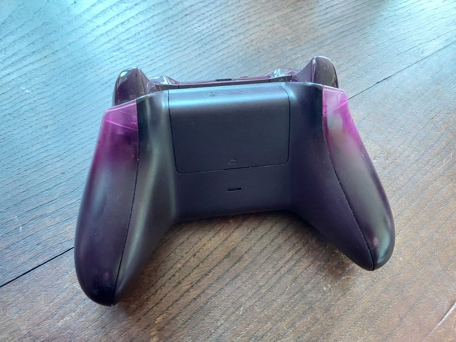 Selling Xbox controller and original Xbox headset with microphone64739004782721123