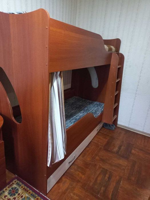 Двоповерхове ліжко з матрацами