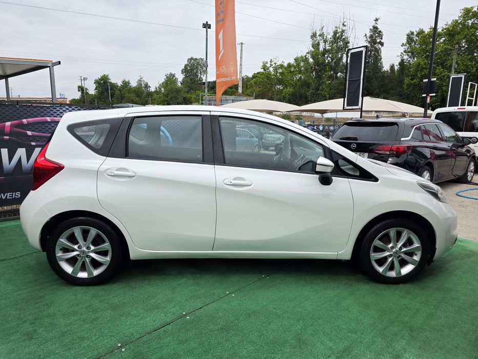 Nissan Note (branco pérola)