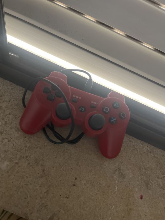 Vendo ps3 com 2 comandos