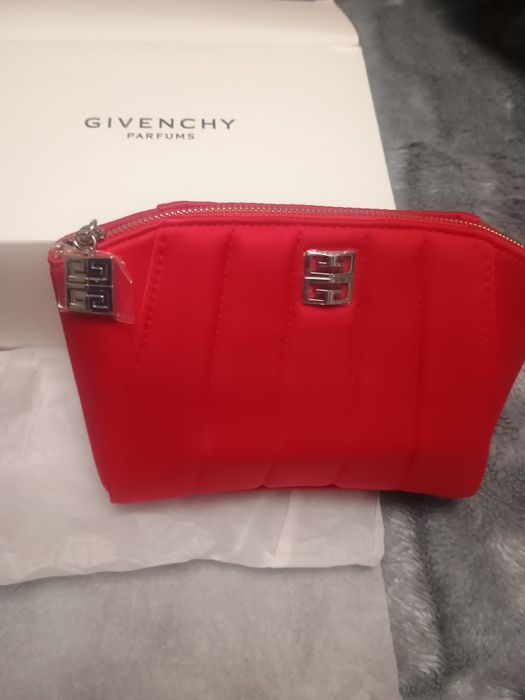 Це червона косметичка бренду Givenchy Parfums.